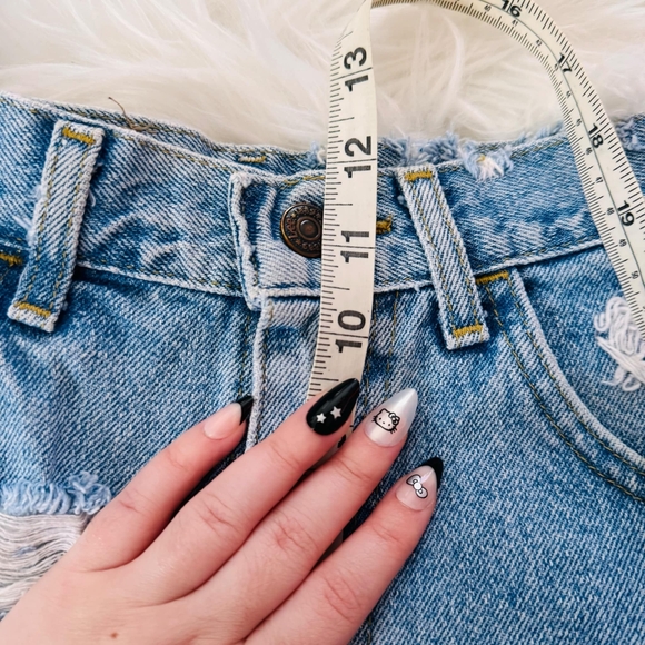 90s Vintage LEE Distressed Highwaist Denim Shorts. - Picture 5 of 6